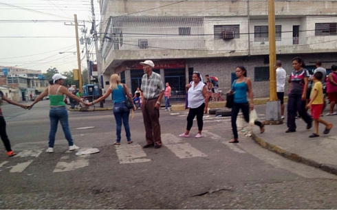 Sarna protesta por falta de agua