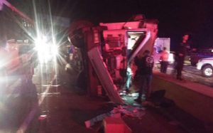 Accidente en la bajada de Tazón deja un muerto y un camión saqueado