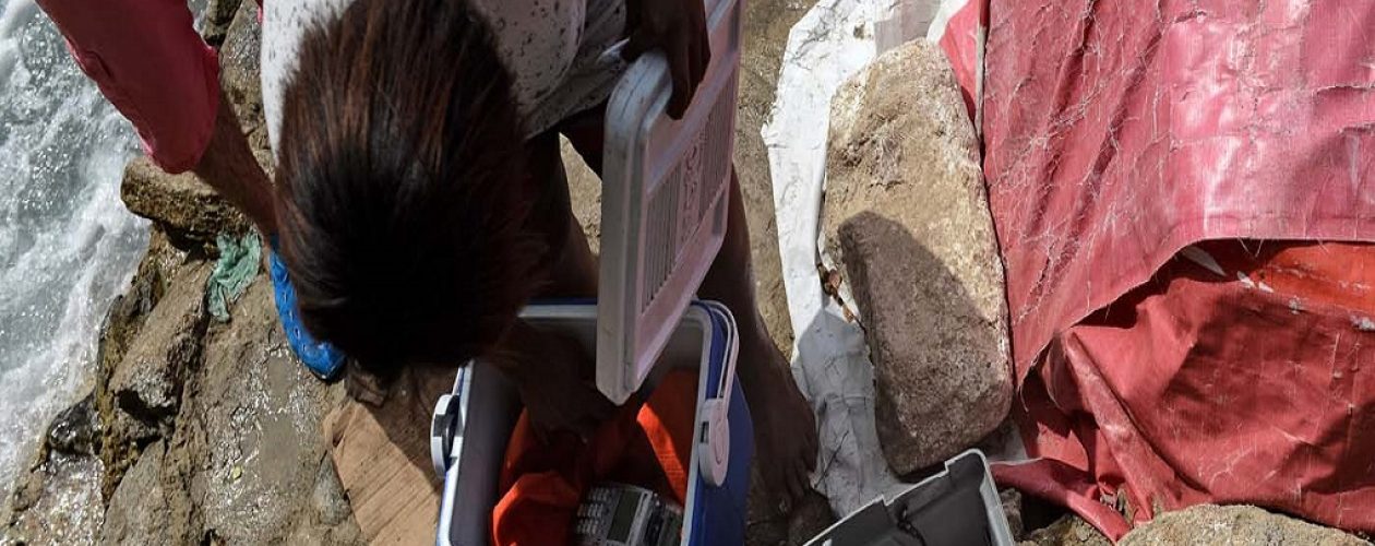 Venezolanos se las ingenian en la playa para pagar sin efectivo