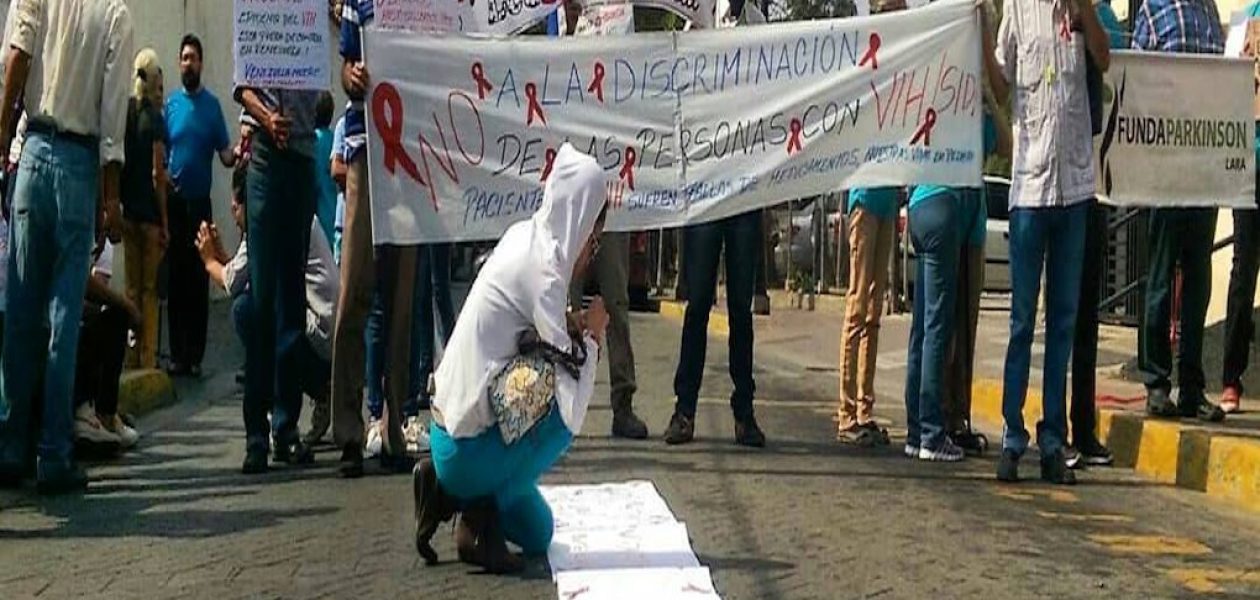 Pacientes con VIH pintaron carteles con su sangre exigiendo apertura del canal humanitario