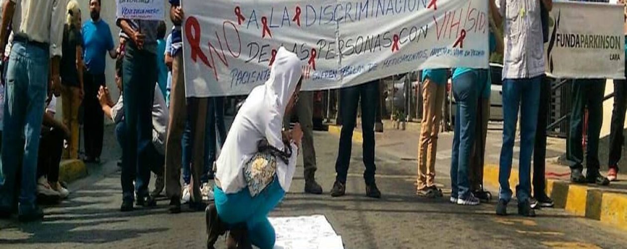 Pacientes con VIH pintaron carteles con su sangre exigiendo apertura del canal humanitario
