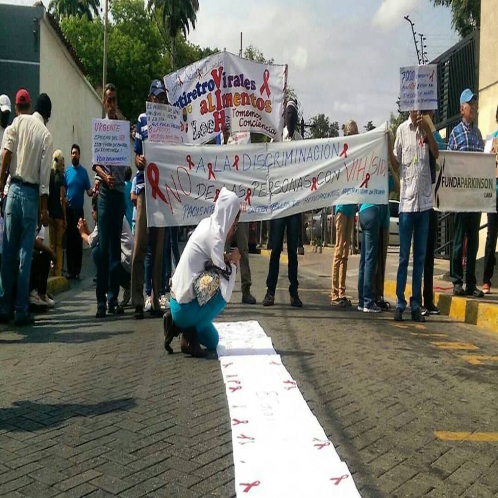 Pacientes con VIH pintaron carteles con su sangre exigiendo apertura del canal humanitario