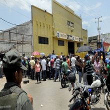 Larga cola frente a la Duncan para comprar baterías reguladas por la Sundde