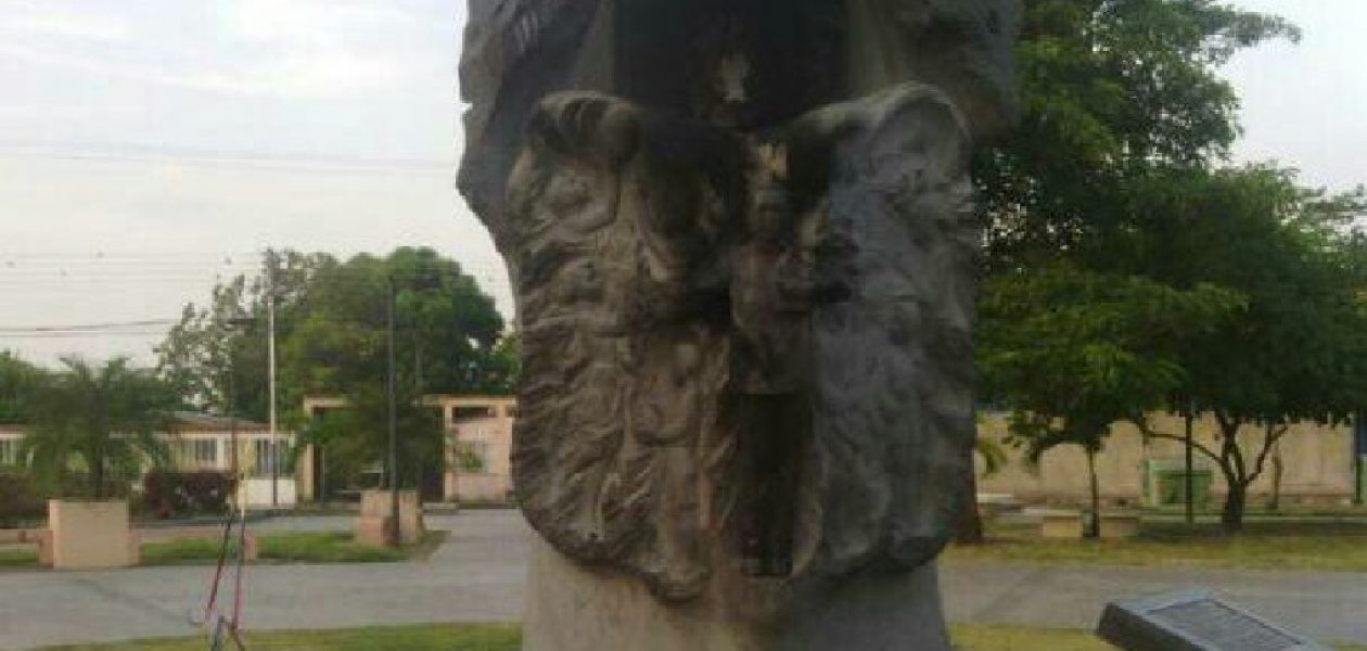 Detuvieron a tres personas por quemar estatua de Chávez en Barinas