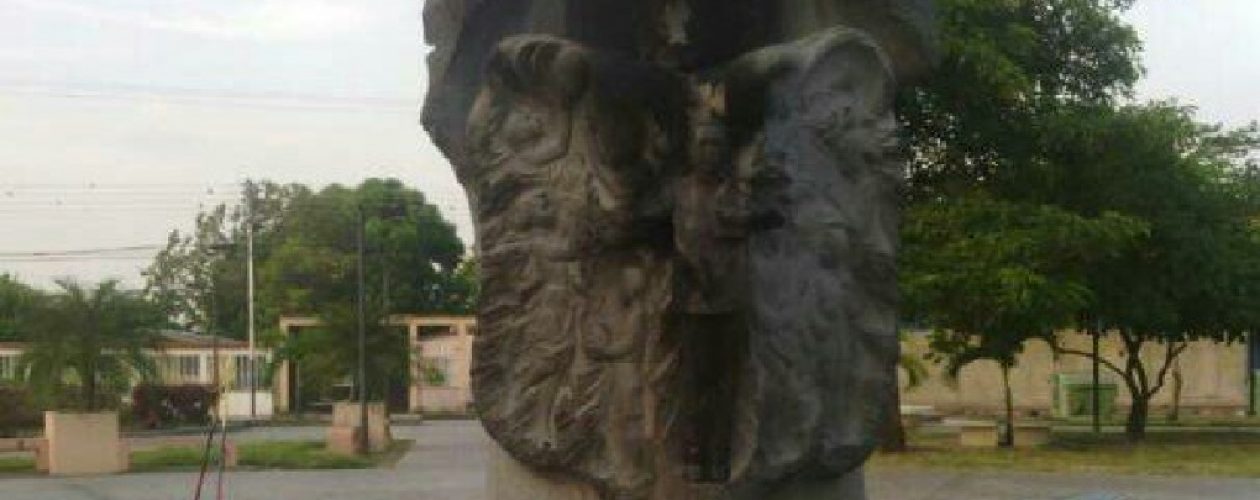 Detuvieron a tres personas por quemar estatua de Chávez en Barinas