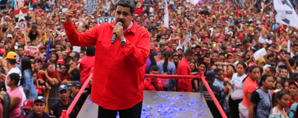 Agua y galletas: Venezolanos se arrojan a un camión de comida durante acto de campaña de Maduro