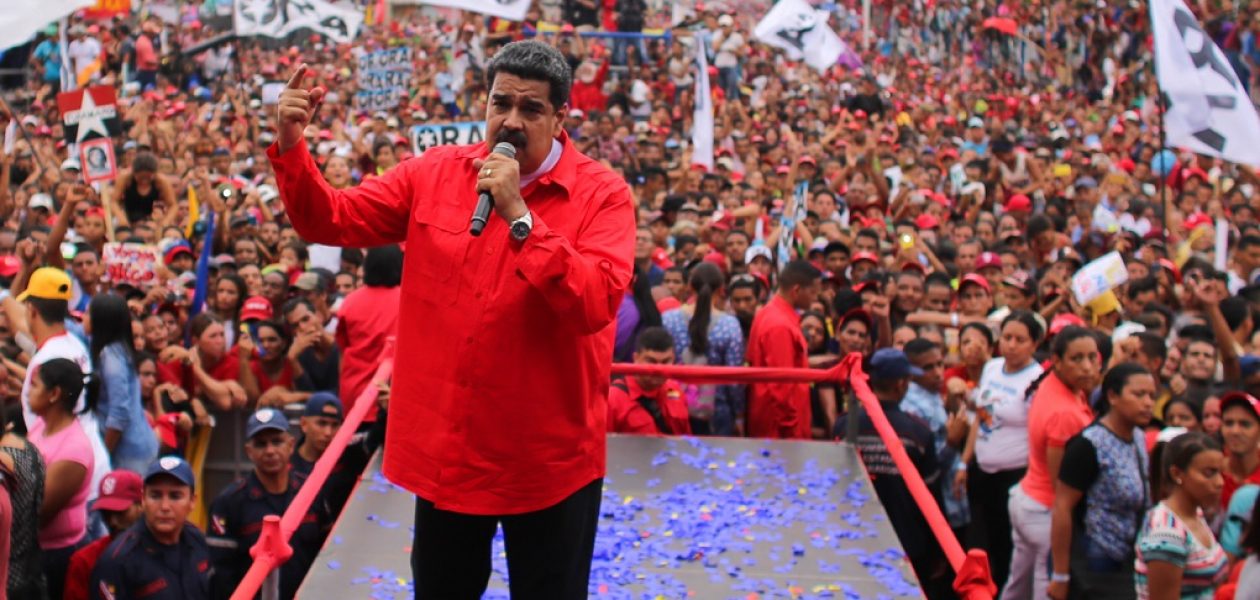 “Dando y Dando”: Maduro promete bonos a cambio de votos