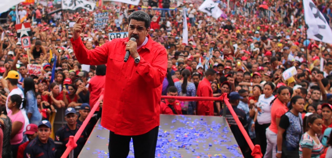 Agua y galletas: Venezolanos se arrojan a un camión de comida durante acto de campaña de Maduro