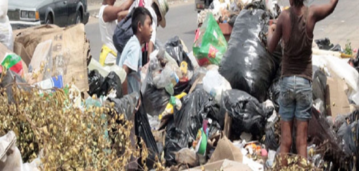 Niños defienden la basura en Caracas con armas