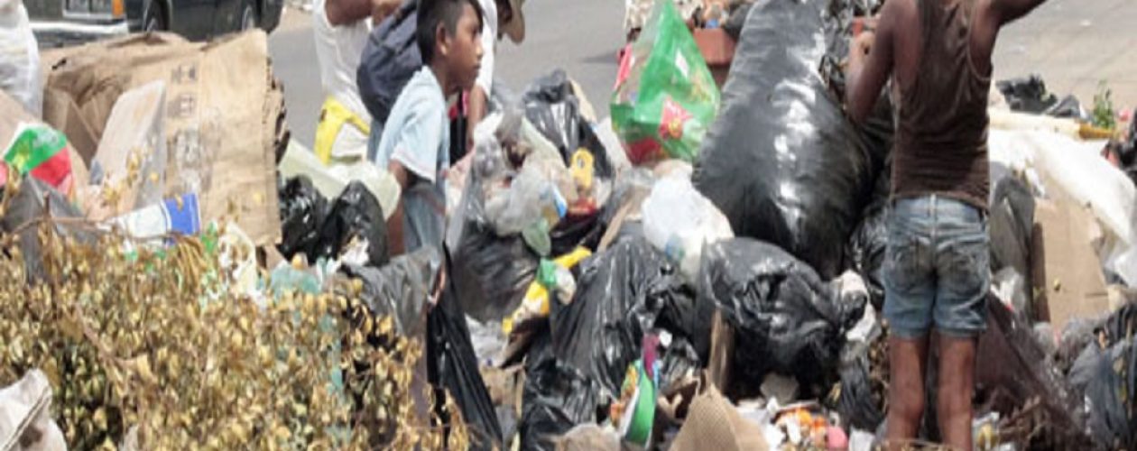 Niños defienden la basura en Caracas con armas