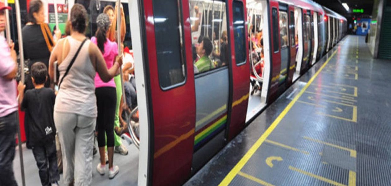 Niños de la «Misión Mini Muchachada» son utilizados para organizar colas en el Metro