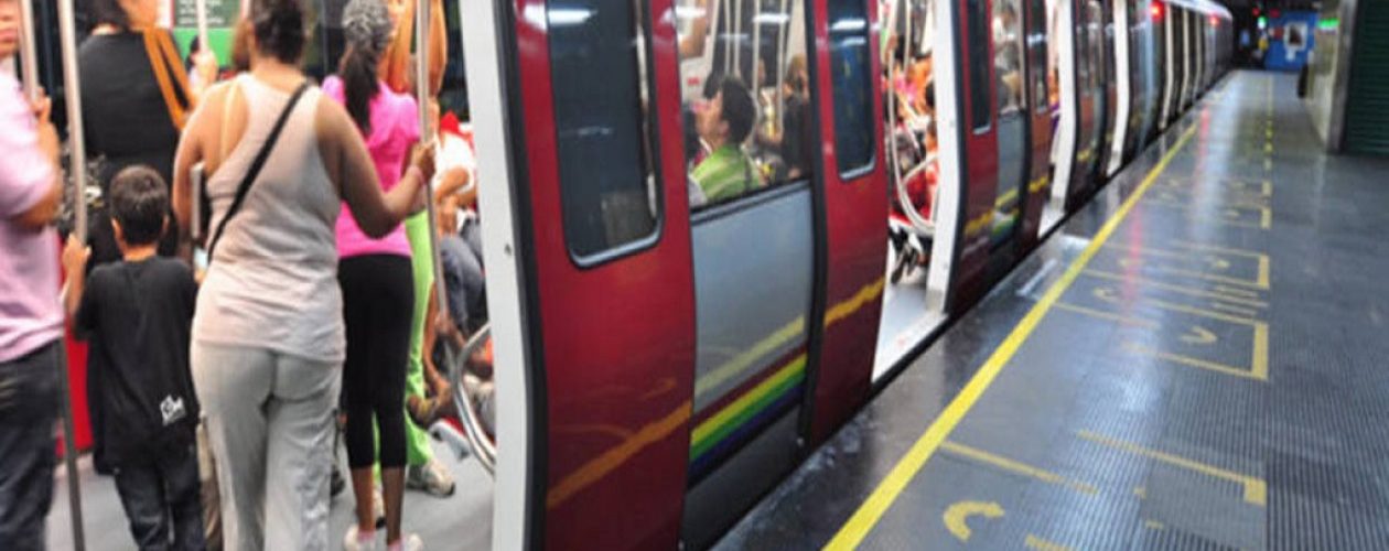 Niños de la «Misión Mini Muchachada» son utilizados para organizar colas en el Metro