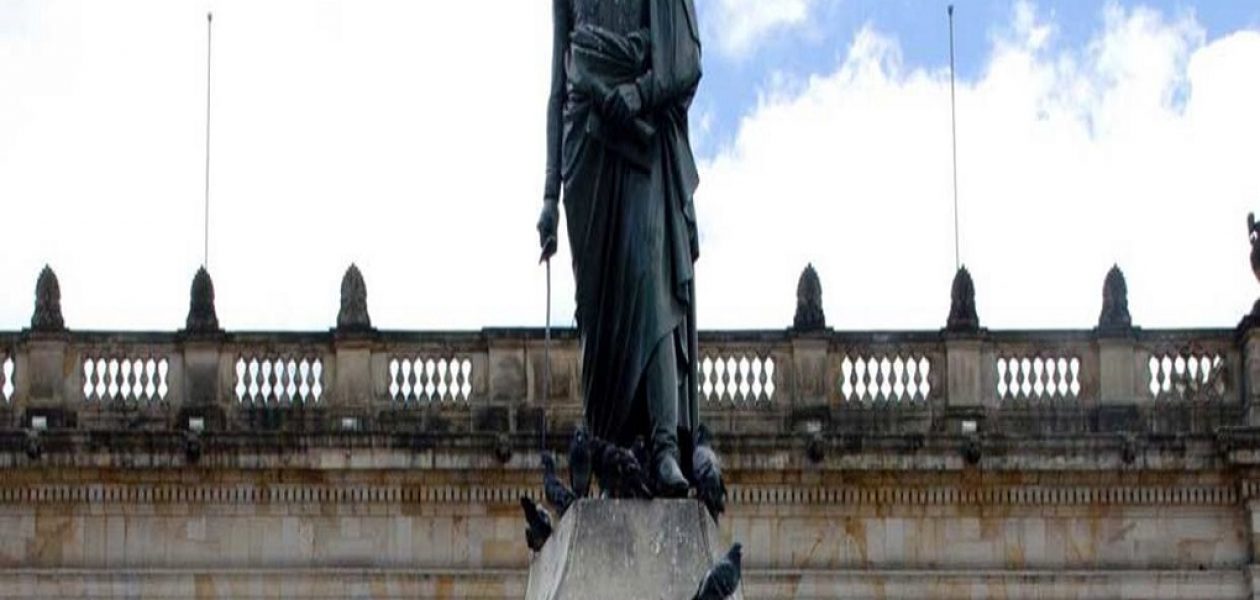 Fue robada parte de la espada de la estatua de Simón Bolívar en Bogotá