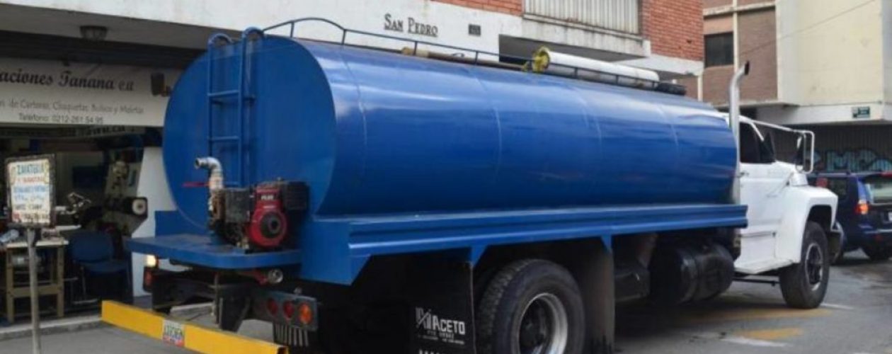 Caraqueños pagan hasta Bs 20 millones por camión cisterna