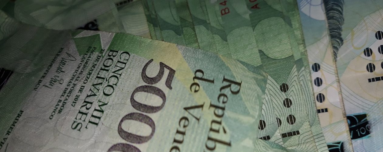 La desaparición del efectivo en Venezuela como negocio y extorsión.