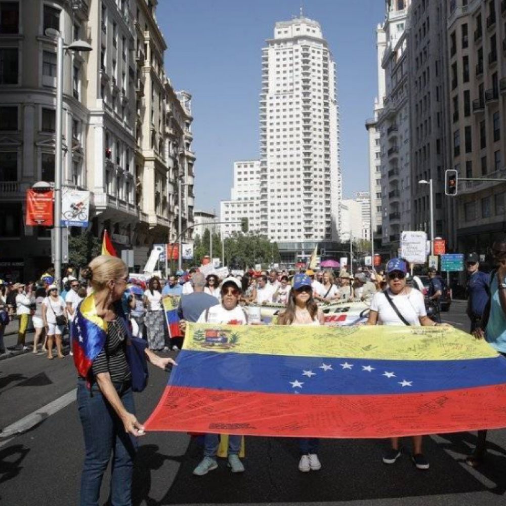 Venezolanos en Madrid marchan y recogen firmas el día que Nicolás Maduro busca su reelección