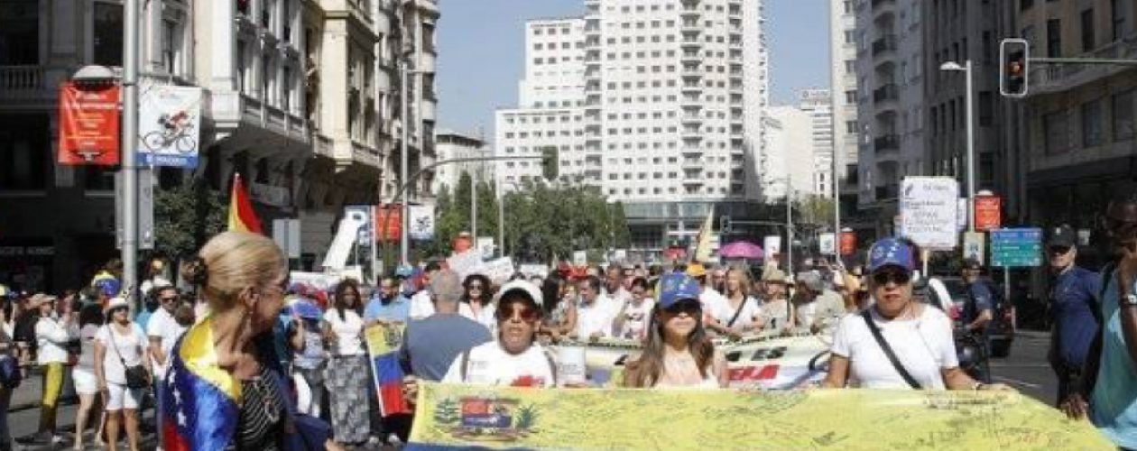 Venezolanos en Madrid marchan y recogen firmas el día que Nicolás Maduro busca su reelección