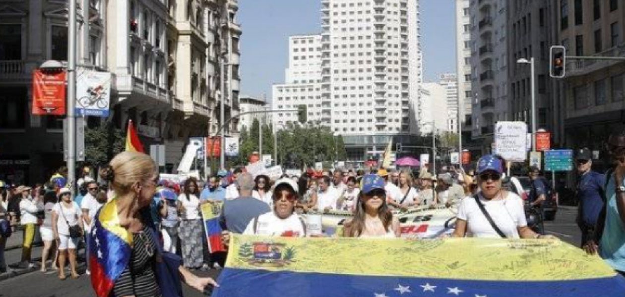 Venezolanos en Madrid marchan y recogen firmas el día que Nicolás Maduro busca su reelección