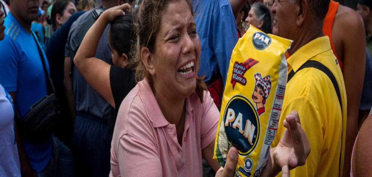 Venezolana se desmayó durante cola por dos Harina Pan