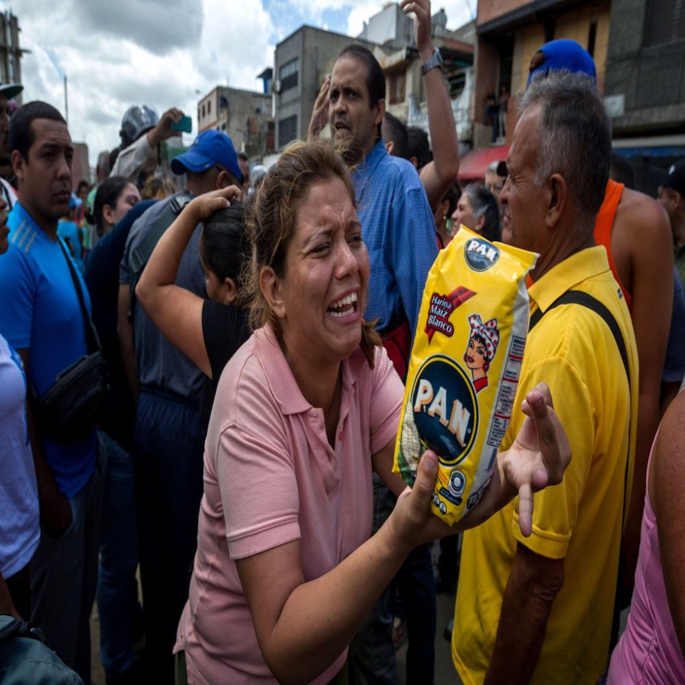 Venezolana se desmayó durante cola por dos Harina Pan