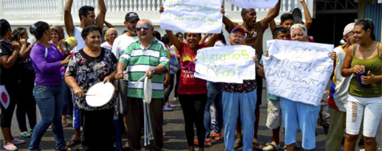 ¡No hay agua! Trancan las calles en protesta