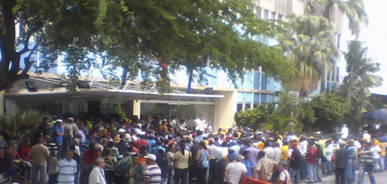 Trabajadores de Maracaibo exigen el pago del aumento salarial 2016