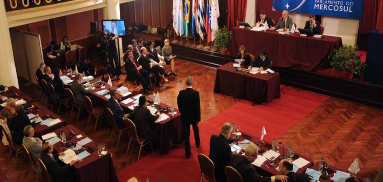 Presidente del Parlasur respalda diálogo en Venezuela