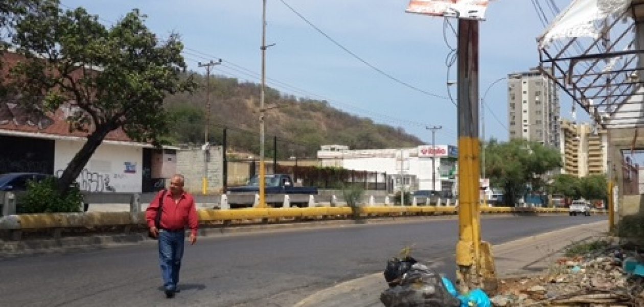 Avenida Bolívar de Puerto La Cruz está por el piso