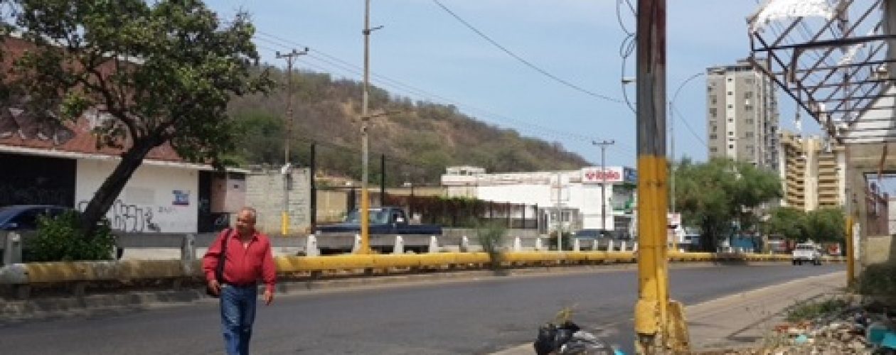 Avenida Bolívar de Puerto La Cruz está por el piso