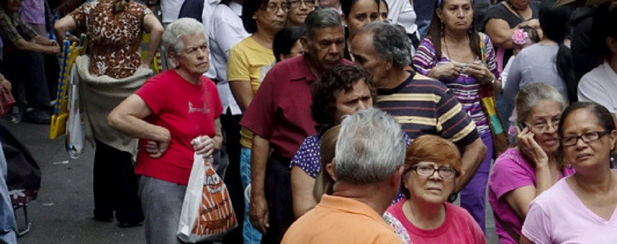 En Barcelona la violencia se apodera de las colas del hambre