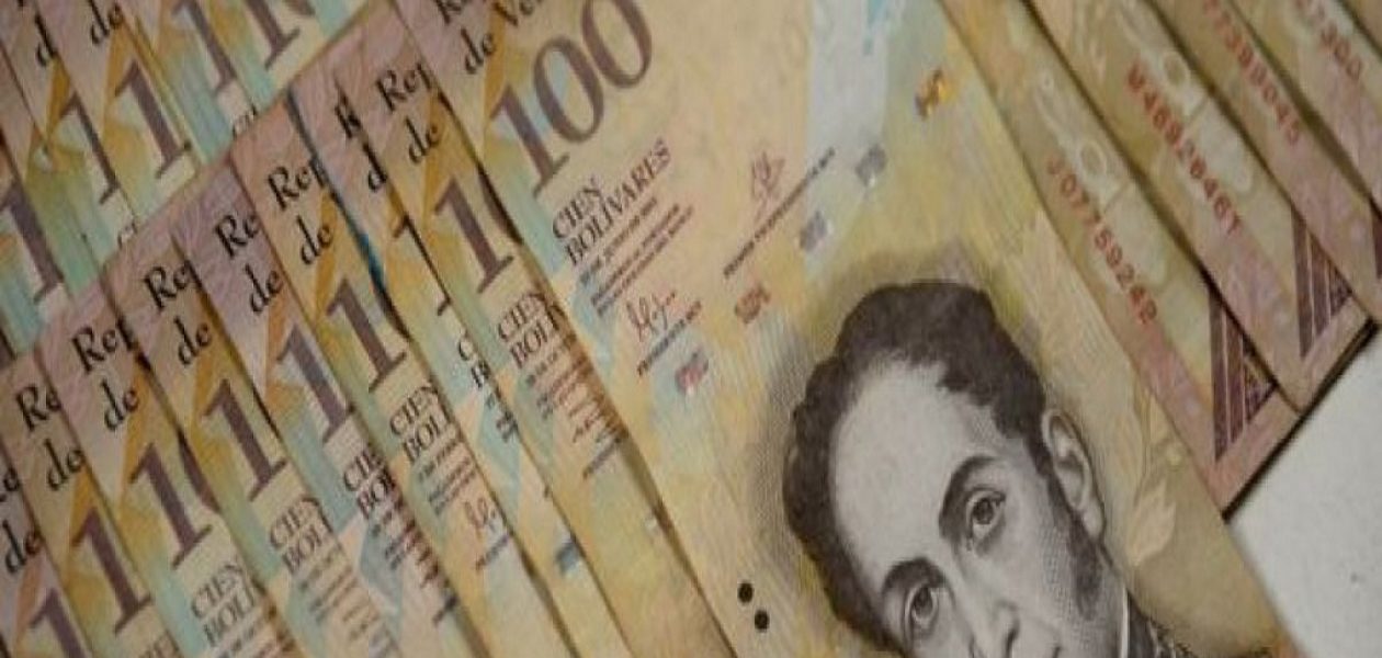 En Maicao realizan bolsos con los billetes de 100 Bs. (Video)