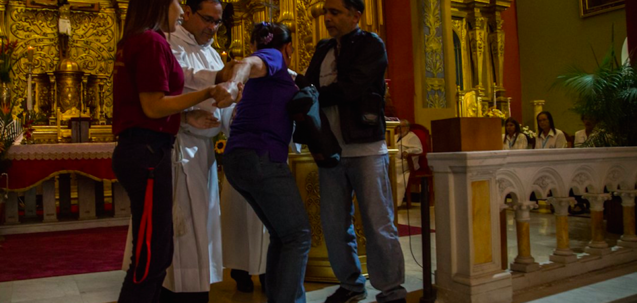 Chavista agrede verbalmente a sacerdote durante misa a la Virgen de La Candelaria (Fotos+video)