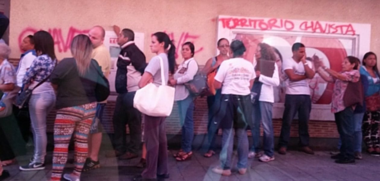 En Caracas continúan las colas: «Nosotros somos los únicos perdedores»