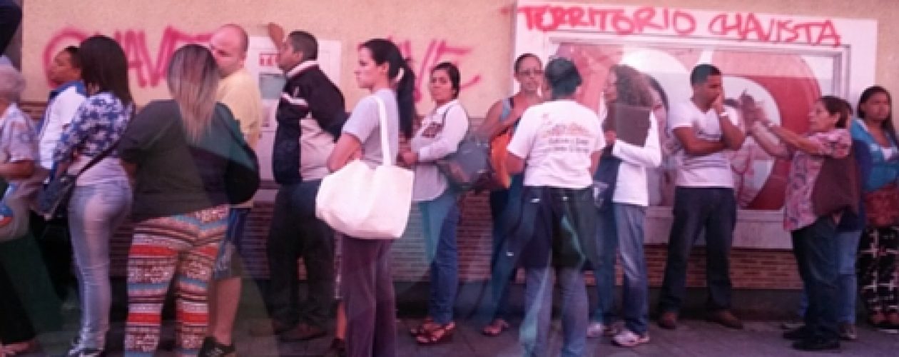 En Caracas continúan las colas: «Nosotros somos los únicos perdedores»