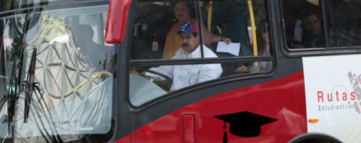 Cesar Lanzón: “Aquí siguen llenando los autobuses de personas para abultar mítines del régimen”