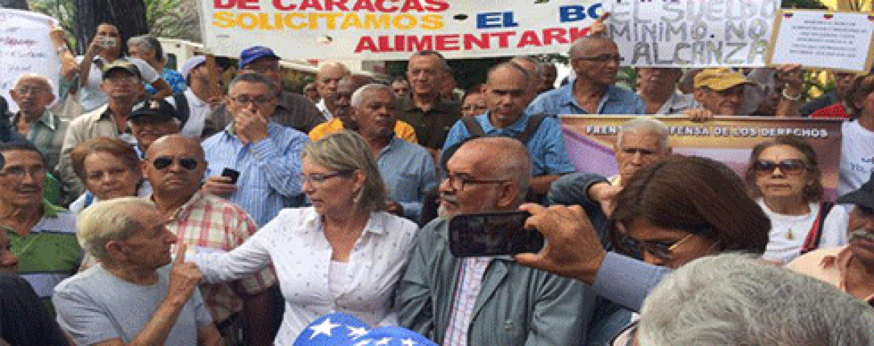 Abuelos reclaman cesta ticket para pensionados del IVSS
