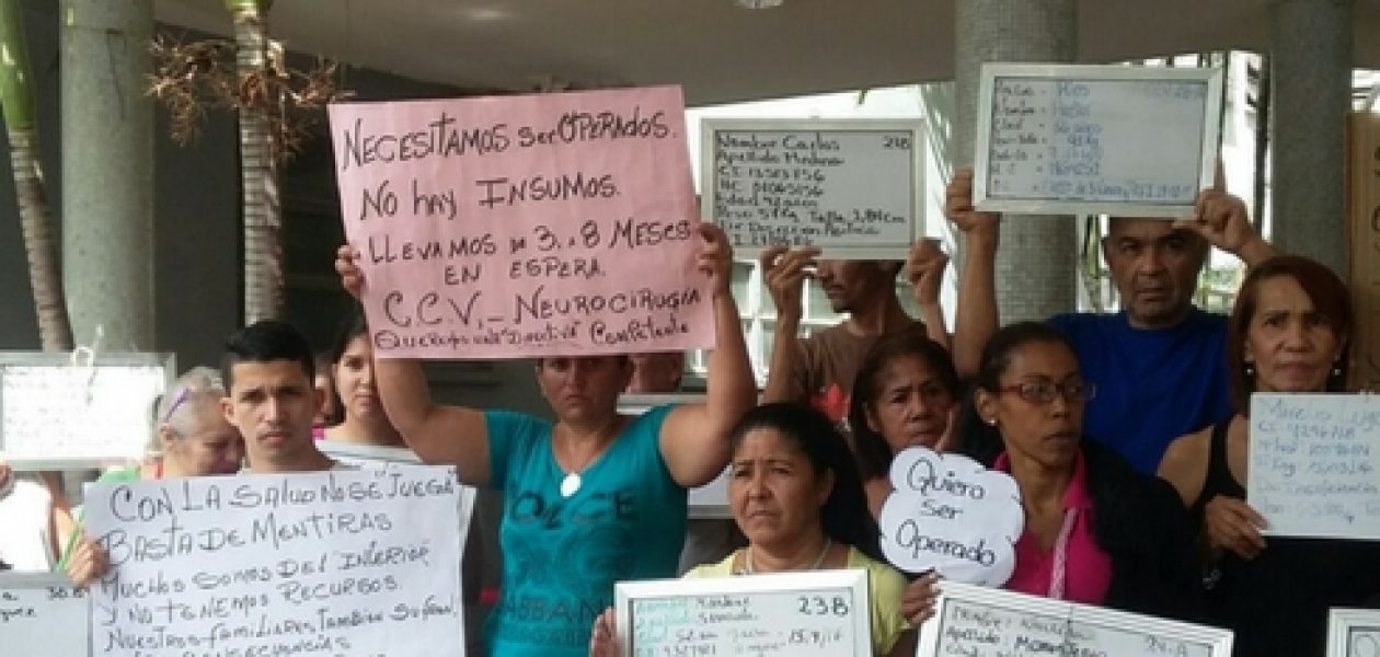 Pacientes del Hospital Clínico Universitario también protestaron cerrando los accesos al quirófano