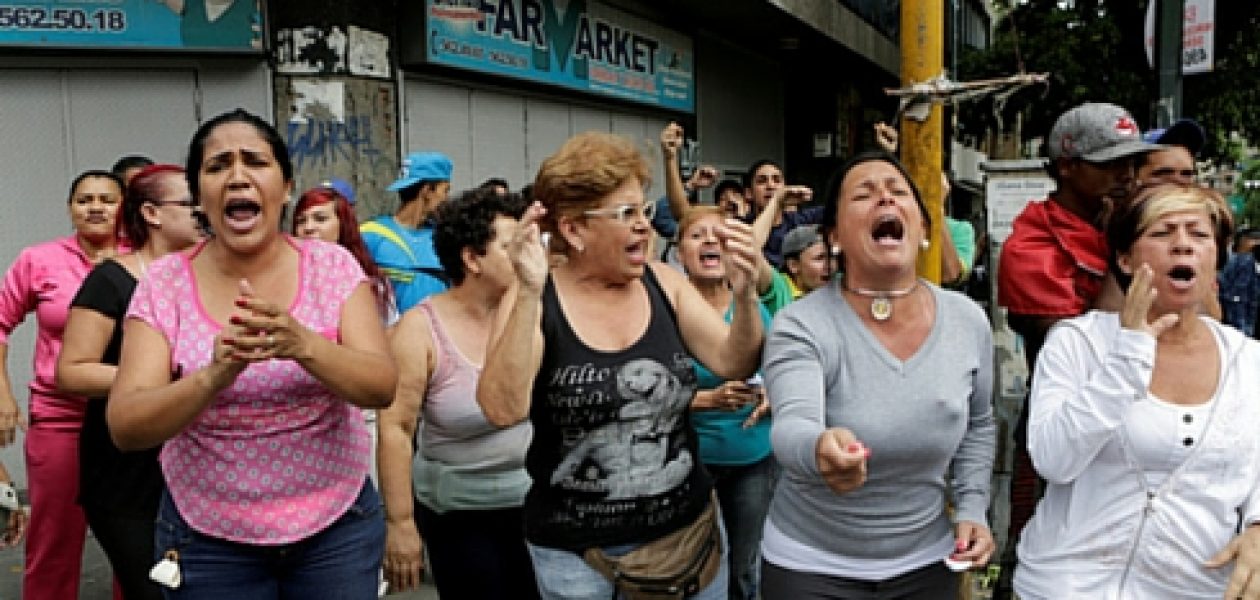 Madres protestan por no poder acceder a pañales, leche y medicinas