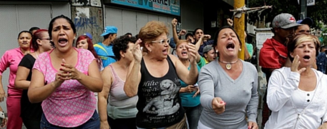 Madres protestan por no poder acceder a pañales, leche y medicinas