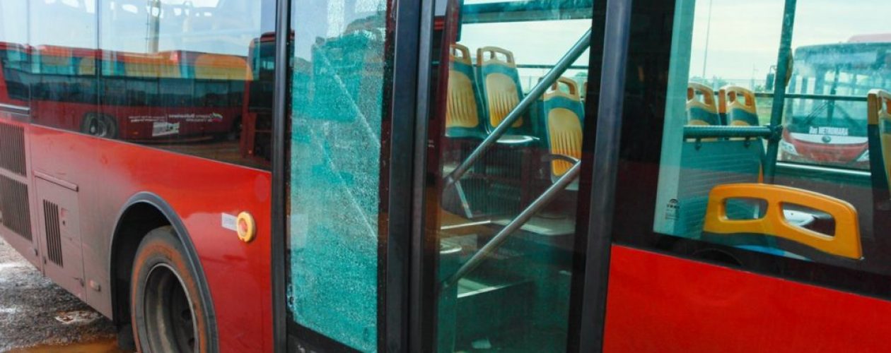 Así transita un metrobús por la autopista Petare-Guarenas en revolución (Video)