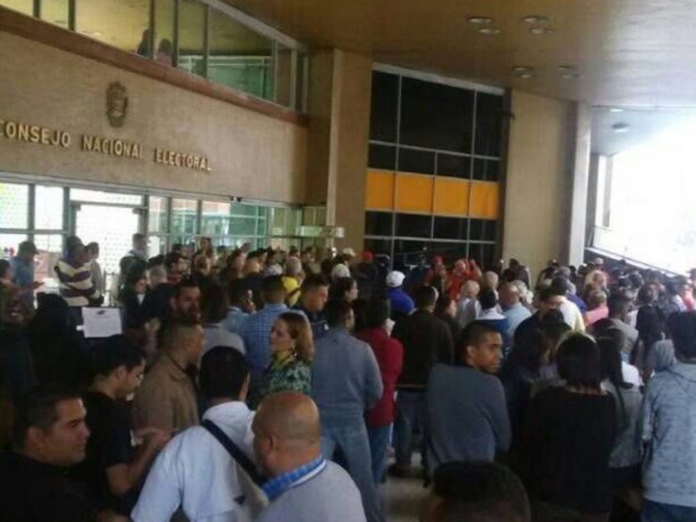 Trabajadores del CNE encabezaron protesta contra bajos salarios (Fotos)