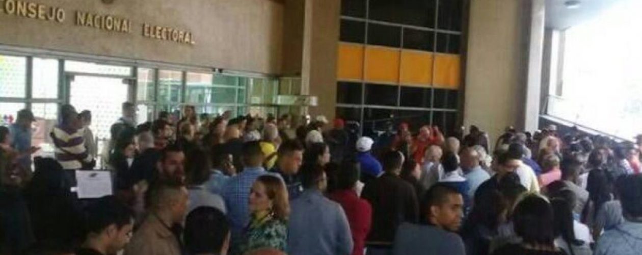 Trabajadores del CNE encabezaron protesta contra bajos salarios (Fotos)