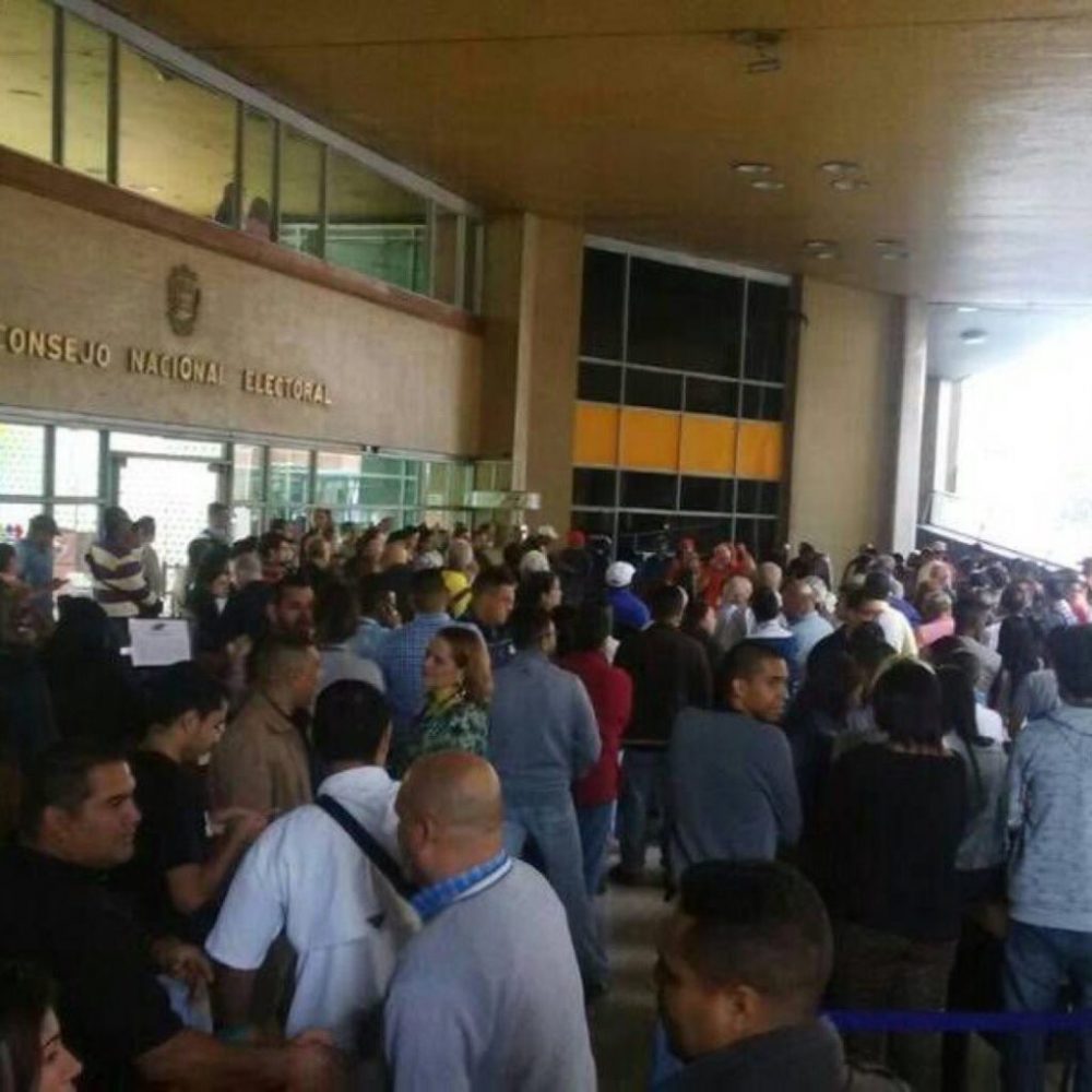 Trabajadores del CNE encabezaron protesta contra bajos salarios (Fotos)