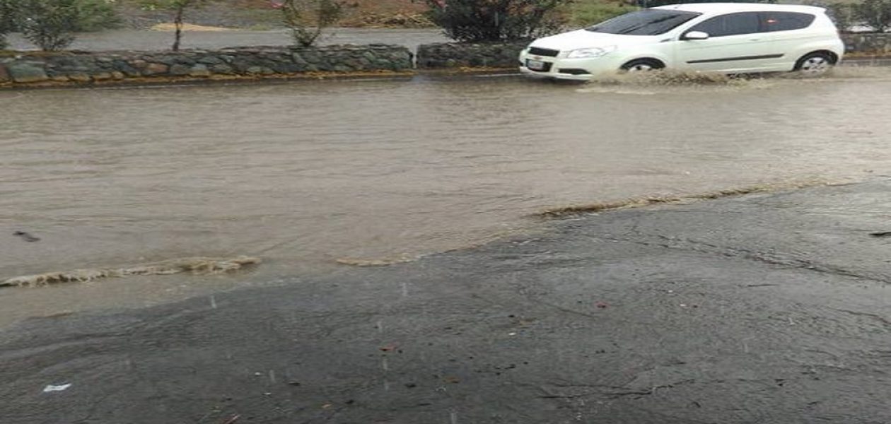 Olas de tres metros e inundaciones en Vargas