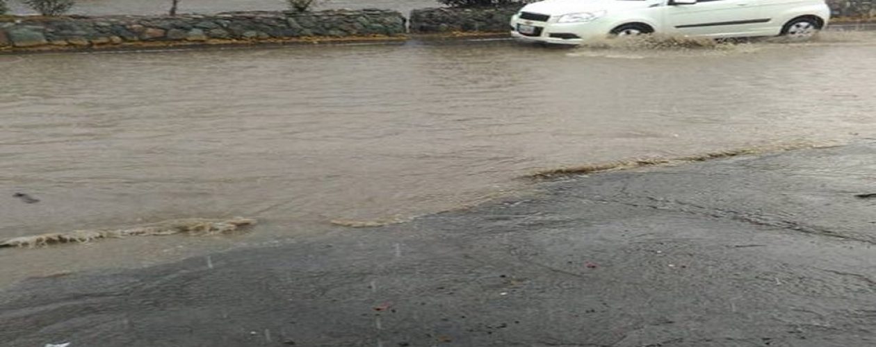 Olas de tres metros e inundaciones en Vargas