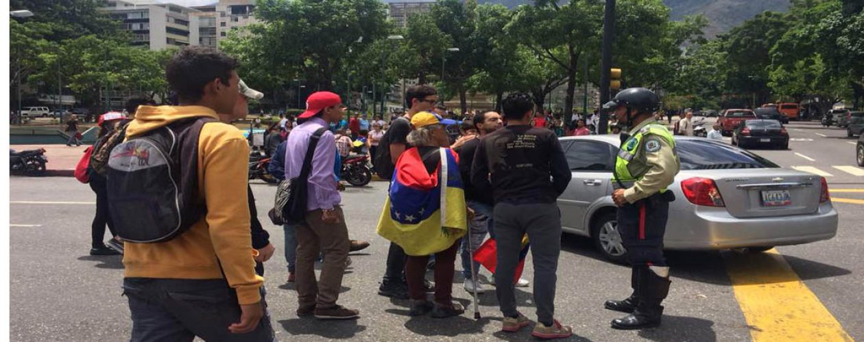 Grupo de venezolanos protestó en la Plaza Francia y el distribuidor Altamira (Fotos+video)