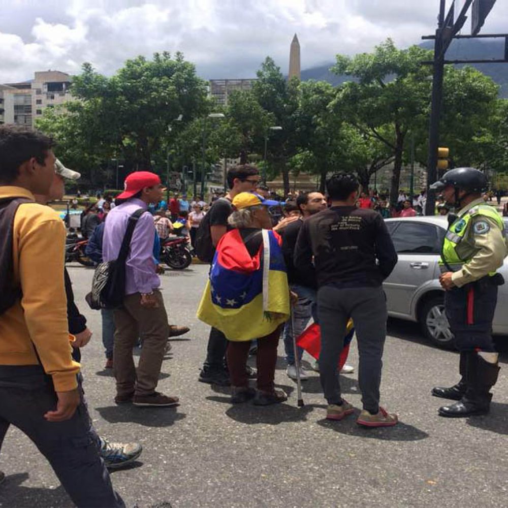 Grupo de venezolanos protestó en la Plaza Francia y el distribuidor Altamira (Fotos+video)