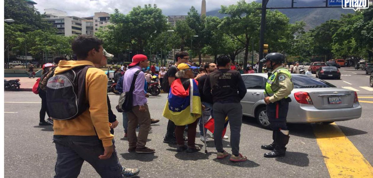 Grupo de venezolanos protestó en la Plaza Francia y el distribuidor Altamira (Fotos+video)