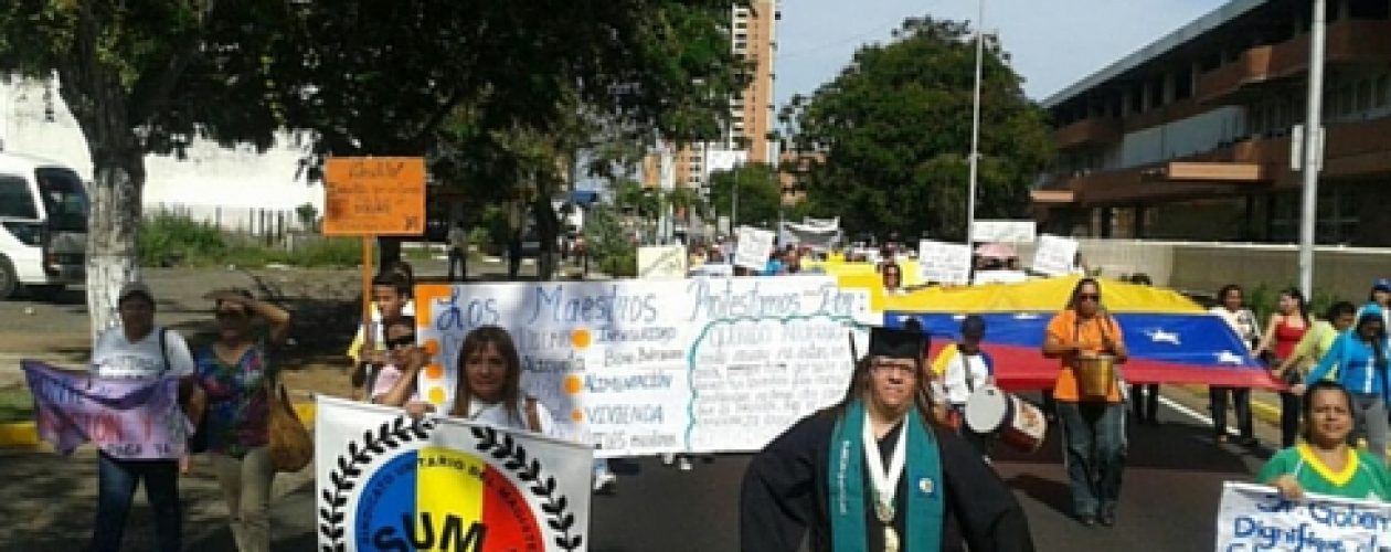 Gremio de docentes marcha por contrato colectivo y crisis económica