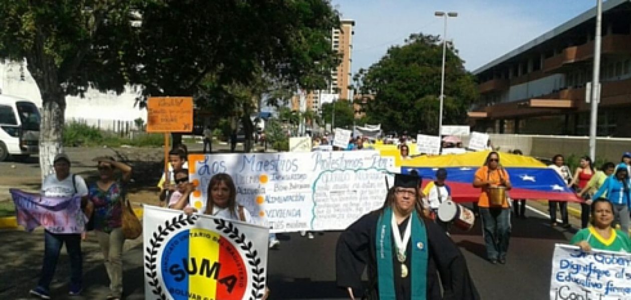 Gremio de docentes marcha por contrato colectivo y crisis económica